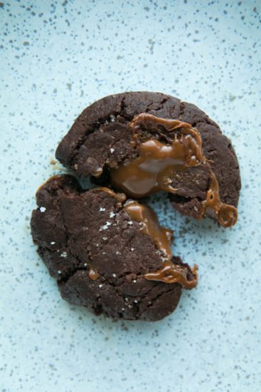Chocolate cookies filled with dulce de leche